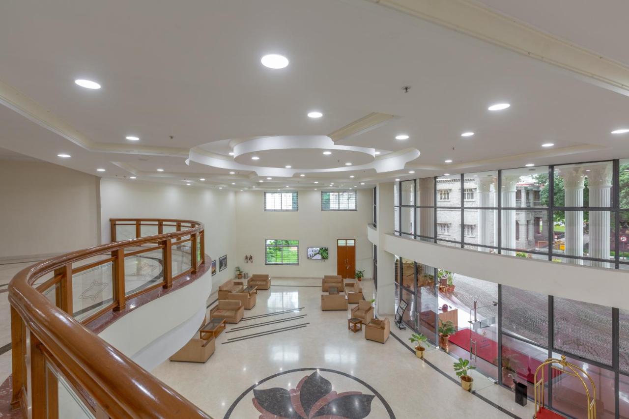 Kstdc Kumarakrupa Hotel Бангалор Екстериор снимка