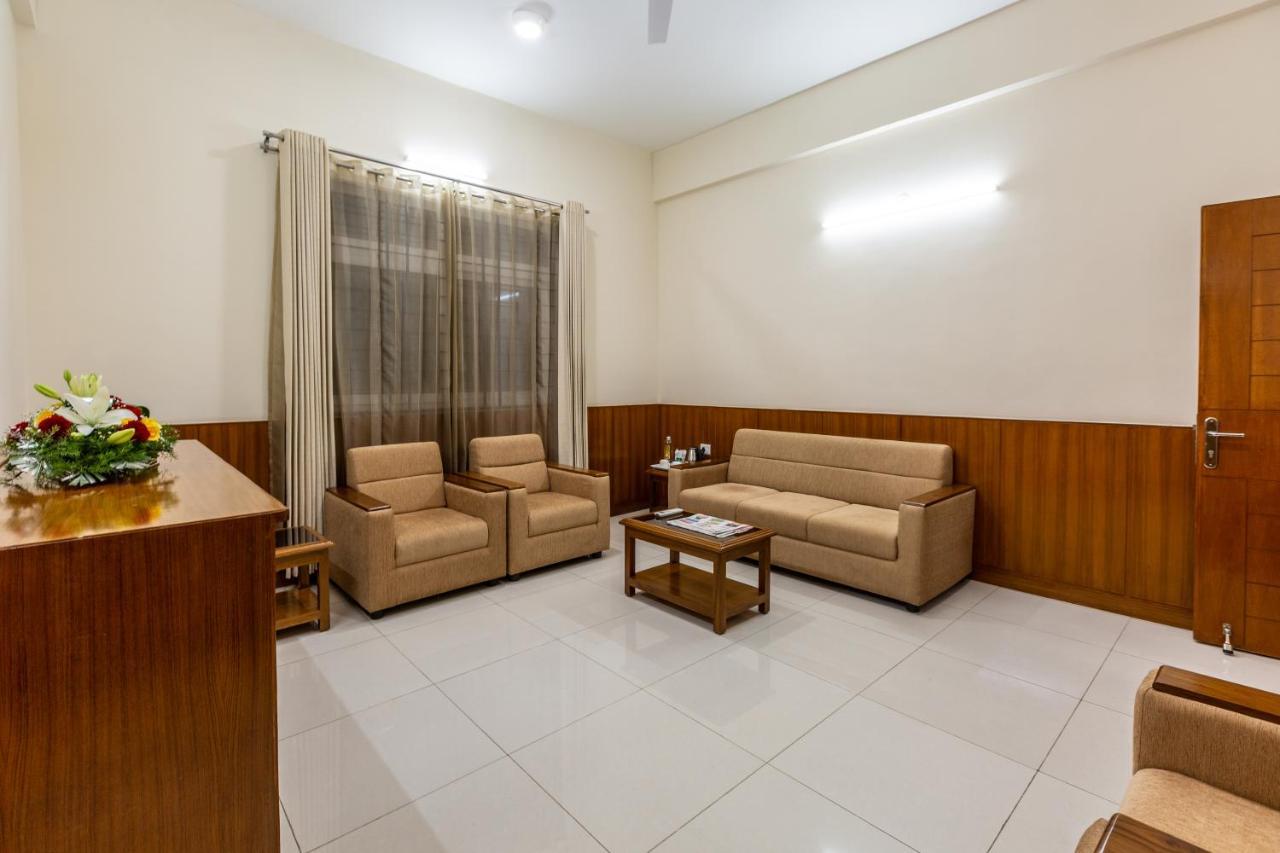 Kstdc Kumarakrupa Hotel Бангалор Екстериор снимка
