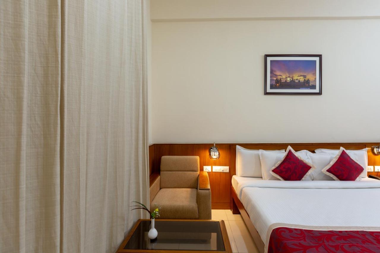 Kstdc Kumarakrupa Hotel Бангалор Екстериор снимка