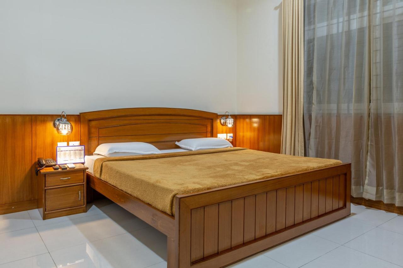 Kstdc Kumarakrupa Hotel Бангалор Екстериор снимка