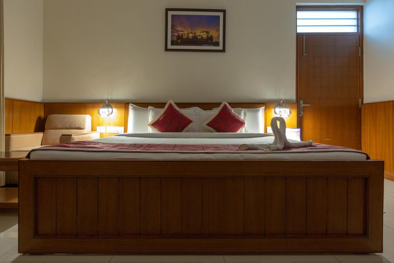 Kstdc Kumarakrupa Hotel Бангалор Екстериор снимка