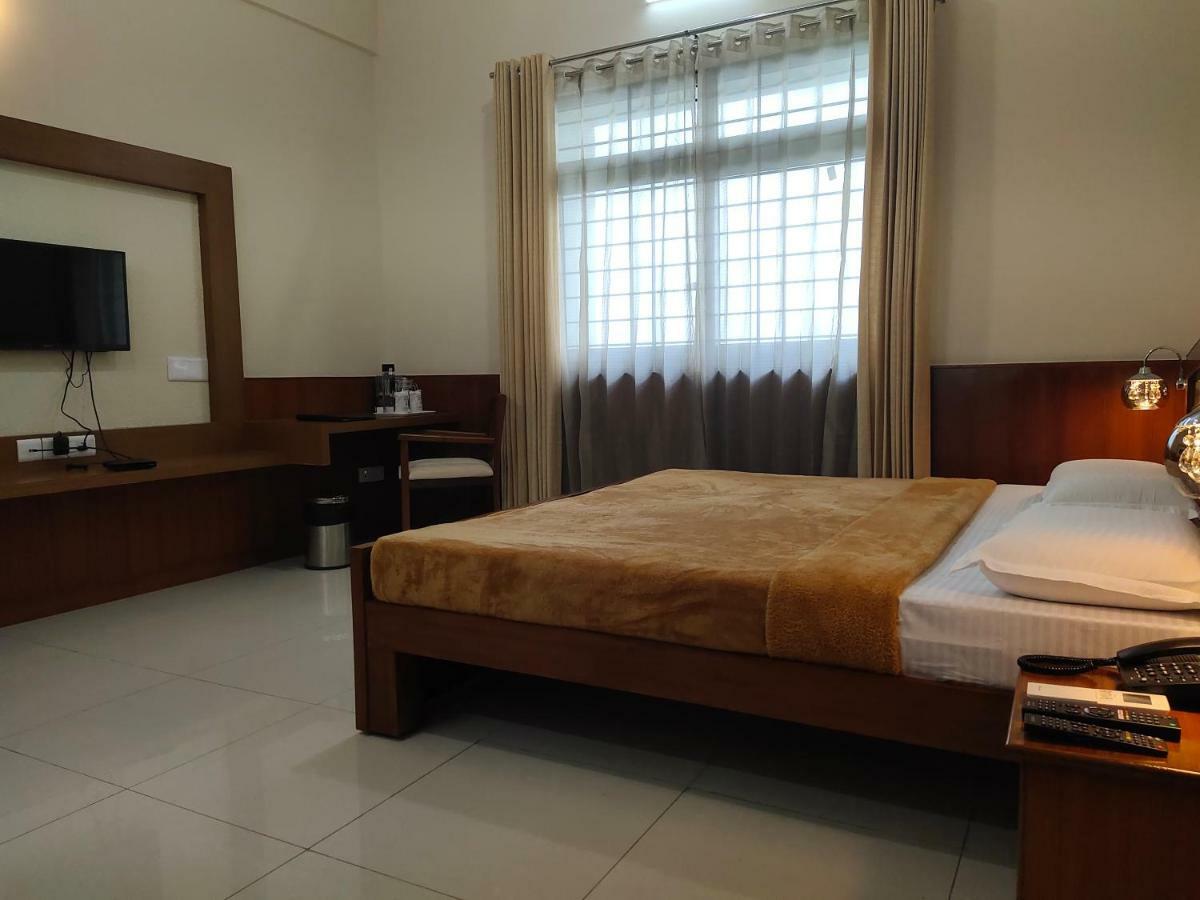 Kstdc Kumarakrupa Hotel Бангалор Екстериор снимка